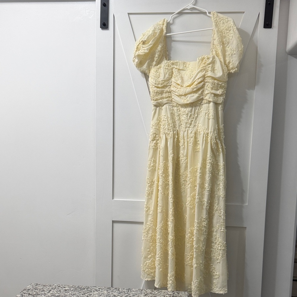 Elegant yellow Lace Midi Dress with Puff Sleeves